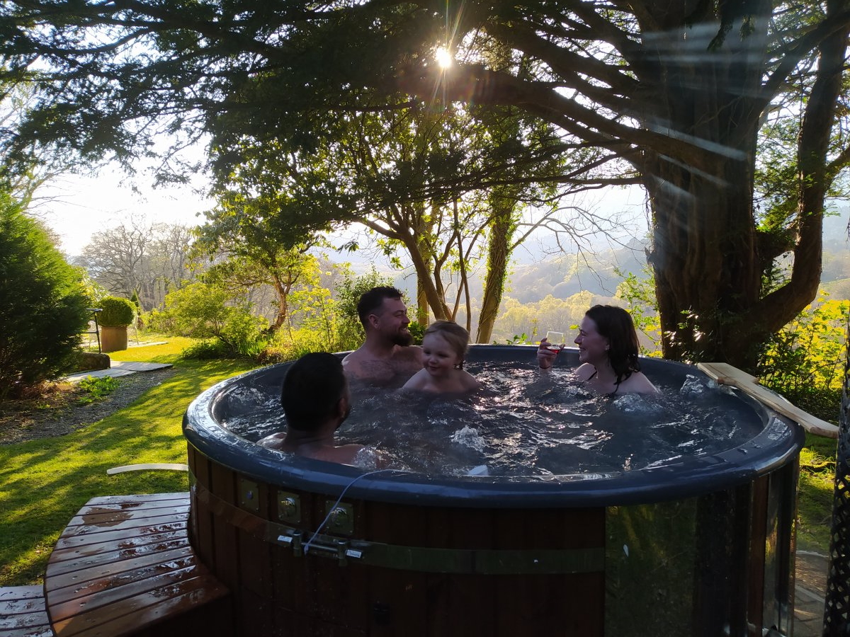 Wood-fired hot tub (with jets)